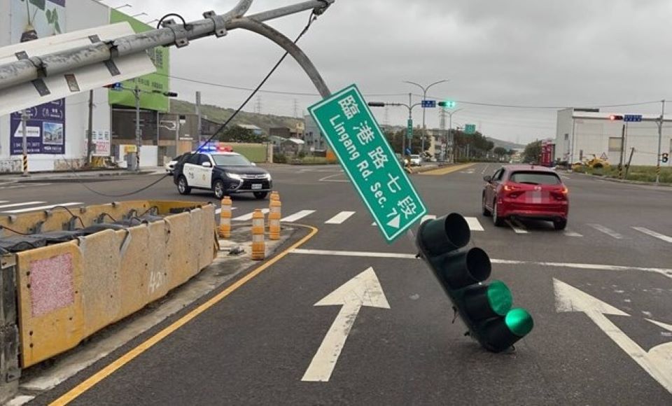 Typhoon Kongrey Disrupts Air and Rail Traffic in Taiwan Hundreds of